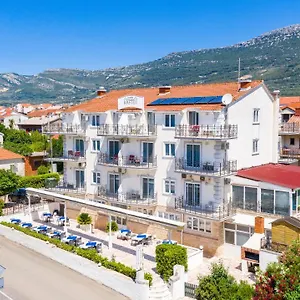 hotel-kastel-kastela.hotels-in-trogir.com/
